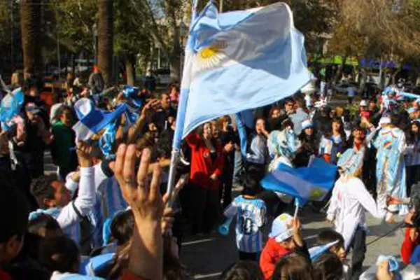 Miles de salteños salieron a las calles a festejar el triunfo de Argentina ante Irán