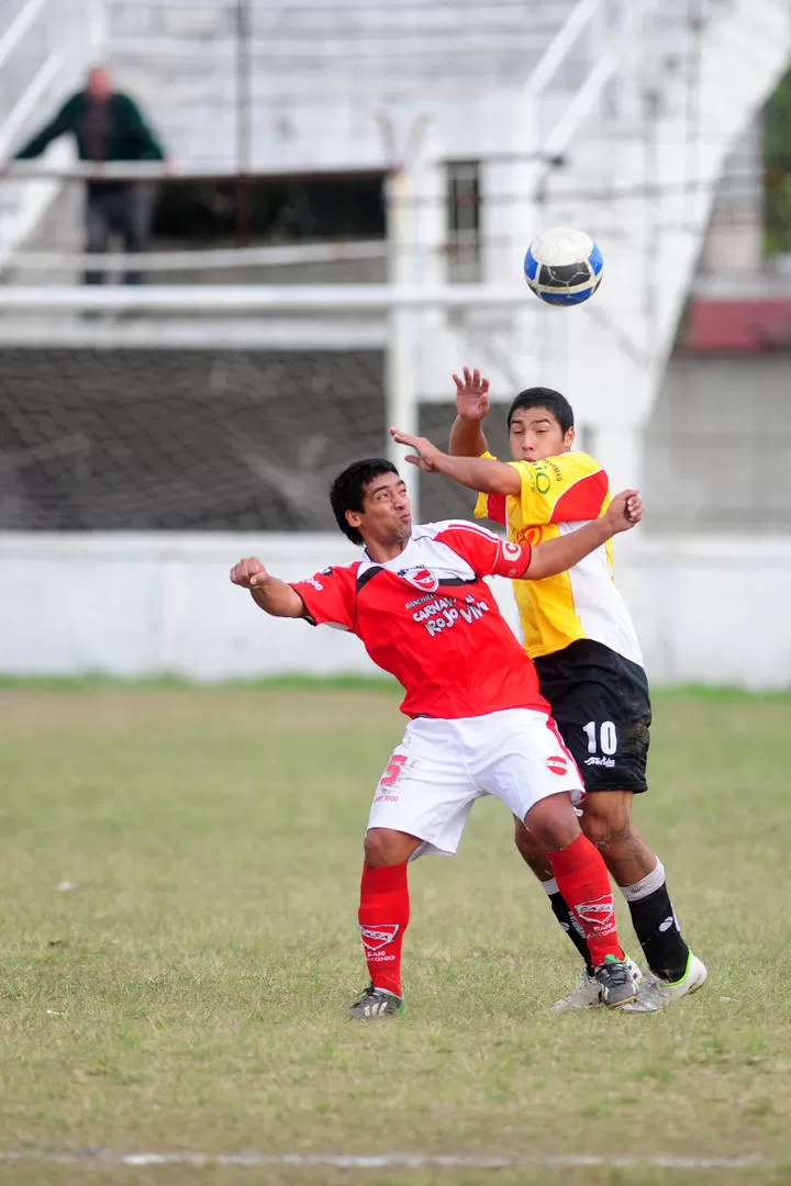 CON TODO. Ángel Villagra (5) trata de frenar a Julián García (Sportivo). 