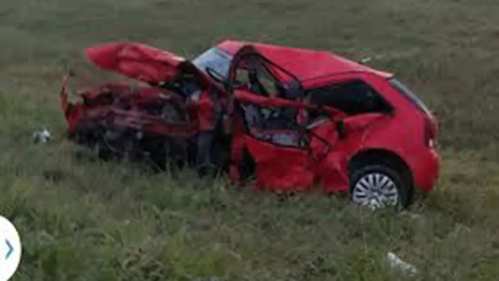 TREMENDO. El Gol quedó destrozado al costado de la ruta. FOTO TWITTER GENTILEZA @Diegotuc1000