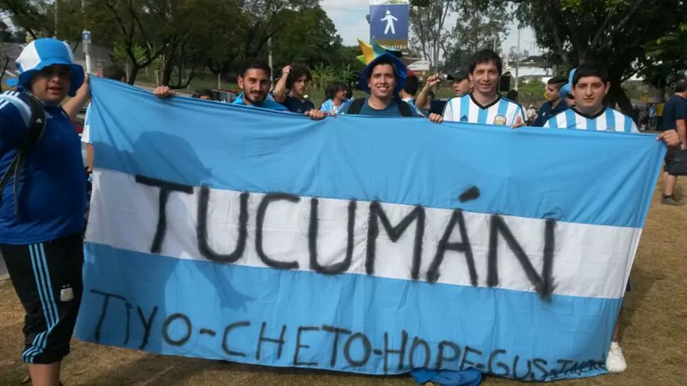 A LA CAZA. Los amigos tucumanos aún no tienen entradas. Pero no desesperan. FOTO GUILLERMO MONTI / LA GACETA