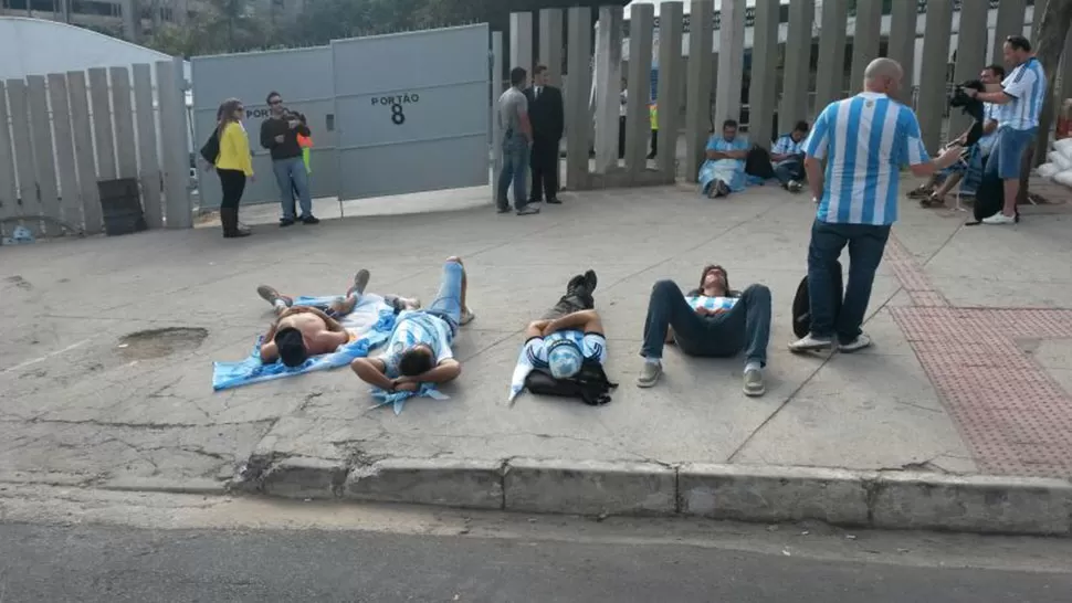 TODO VALE. Muchos llegaron sin hospedaje, y durmieron donde pudieron. FOTO LA GACETA / GUILLERMO MONTI.