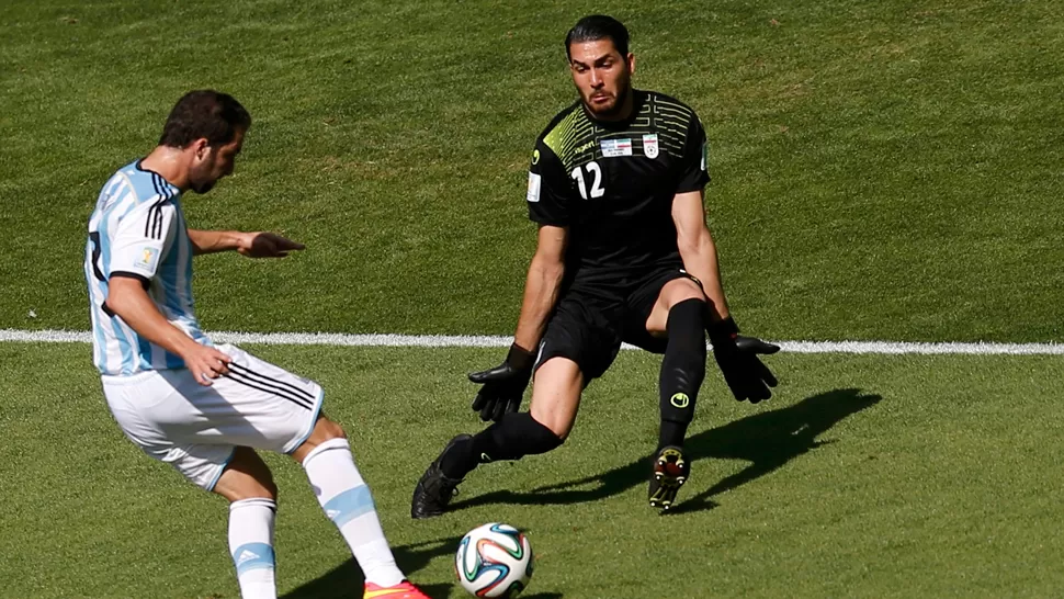 MALA SUERTE. Higuaín no pudo abrir el marcador, en un mano a mano con el arquero iraní. REUTERS