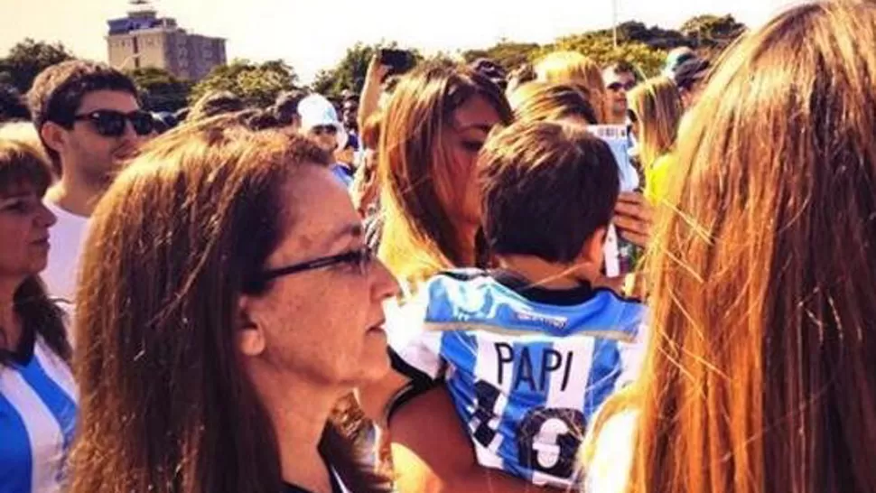 HACIENDO LA FILA. Antonella y Thiago se mezclaron entre los hinchas argentinos. IMAGEN TOMADA DE CIUDAD.COM