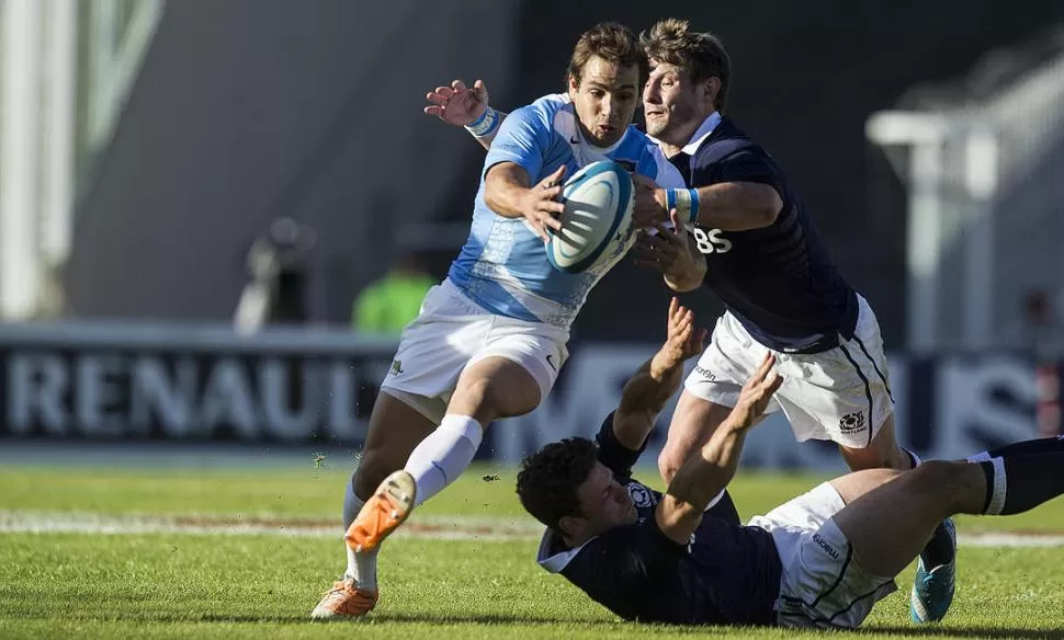 POSESIÓN. Nicolás. Sánchez lucha por la pelota, un bien escaso para Los Pumas. 