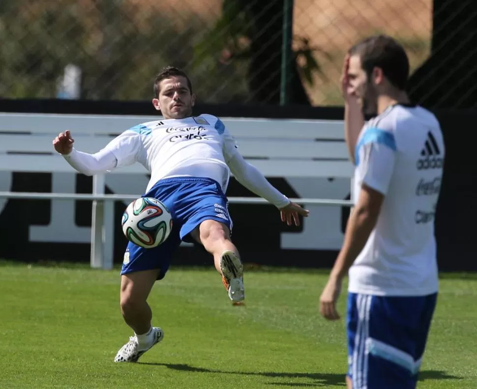 OFENSIVO. Gago tendrá la llave del mediocampo para hacer que la pelota llegue a los letales pies de los “Cuatro Fantásticos”.  dyn