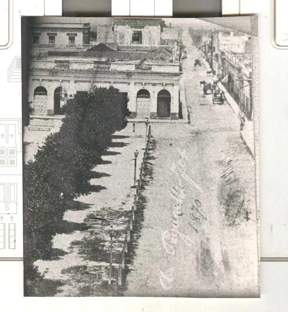 24 DE SETIEMBRE Y LAPRIDA. En esta foto de 1870, ya eran normales esas veredas que medio siglo atrás resultaban muy escasas. la gaceta / archivo