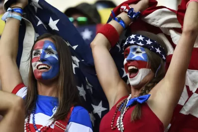 Las fanáticas jugaron otro partido en las tribunas de Manaos