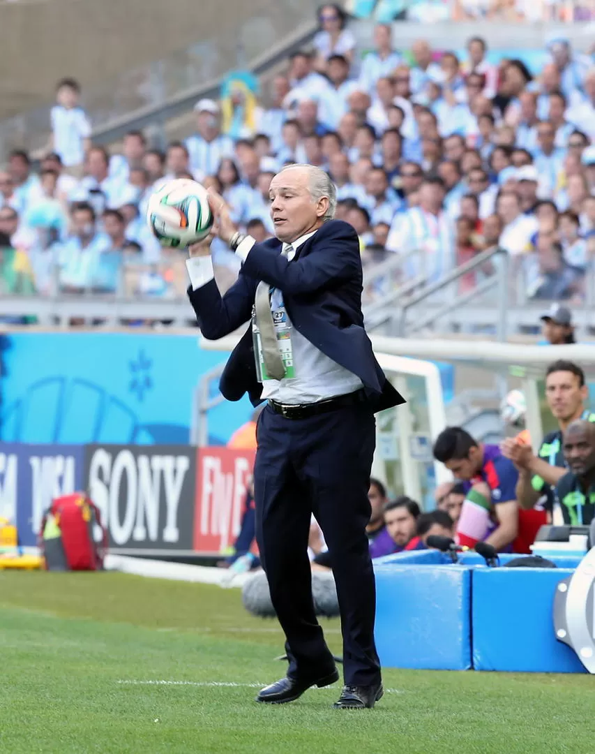 PREOCUPADO. En varios pasajes del complicado partido frente a Irán, el técnico Alejandro Sabella exhibió un rostro adusto. dyn