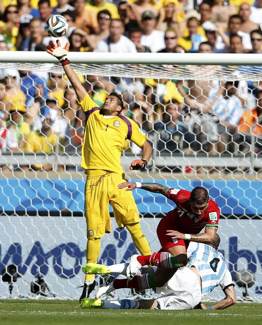 EL MEJOR. Romero fue el mejor del equipo; tuvo varias atajas determinantes que impidieron que Argentina perdiera con Irán. reuters