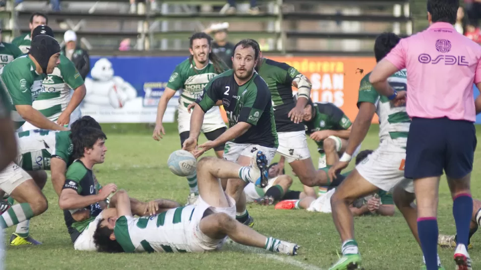 A PASO FIRME. Tucumán Rugby marca el rumbo del Regional. Es el único equipo que queda invicto tras ocho fechas disputadas. En al foto el hooker Germán Le Fort pasa la pelota. LA GACETA / JORGE OLMOS SGROSSO