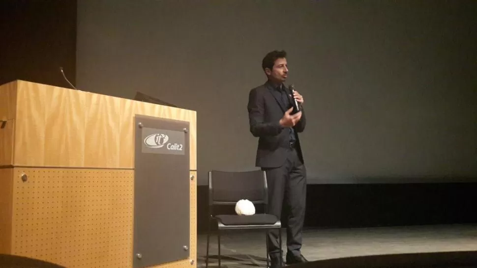 EN EL AUDITORIO. El científico Jacopo Annese expone su proyecto para crear una biblioteca de cerebros. la gaceta / foto de miguel velardez