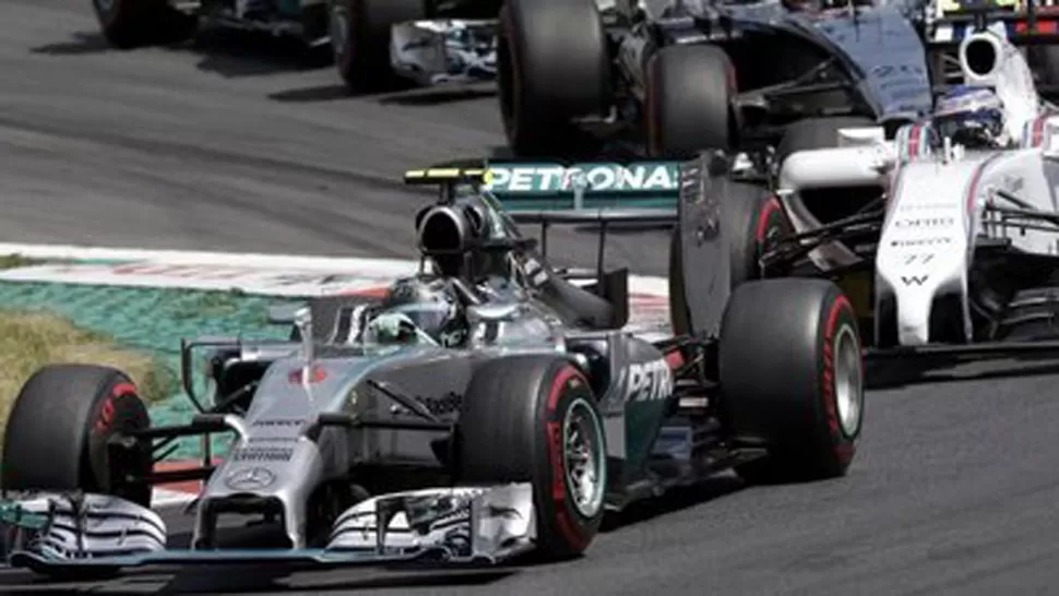 EL PODIO. Nico Rosberg, perseguido por Valtteri Bottas y Lewis Hamilton. REUTERS