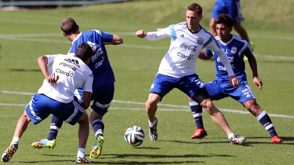 A LA CANCHA. Biglia integró el equipo que jugó esta mañana ante un combinado de juveniles. DYN