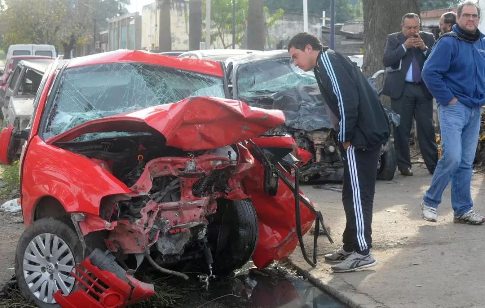 EL VOLKSWAGEN GOL. En este auto viajaba el sargento Omar Roberto Gerez, quien falleció en el momento. la gaceta / fotos de antonio ferroni