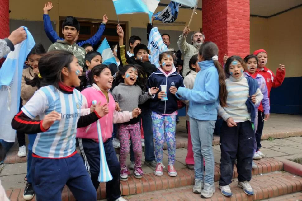 FESTEJO. El triunfo llenó de banderas y sonrisas el frente de la escuela Domingo Matheu. 