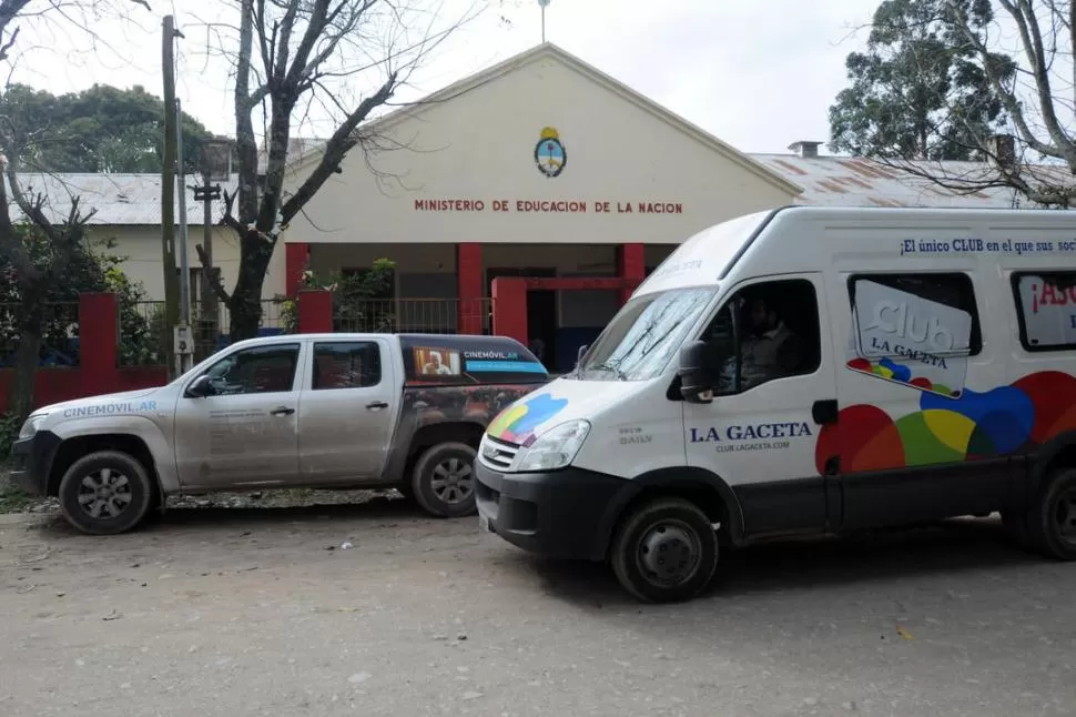 INICIATIVA. LA GACETA se sumó al Cine Móvil para llevar el Mundial a la escuela. 