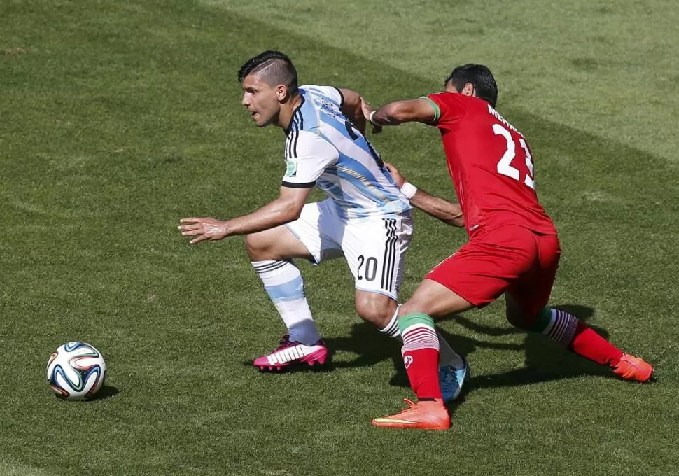 DESLUCIDO. Jugar lejos de Messi le quitó brillo al juego de Agüero. 