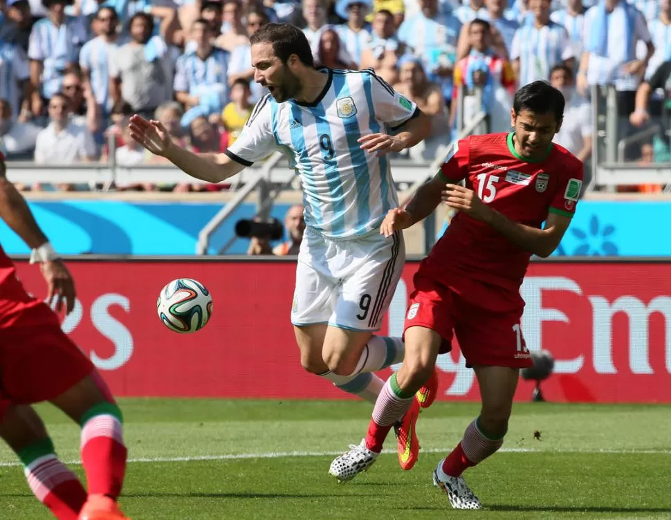 POCO Y NADA. Higuaín no pesó y sólo tuvo una jugada clara en más de 70’.