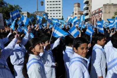 Los autos no pueden ingresar a la plaza Independencia: 3.500 niños prometieron la lealtad a la Bandera