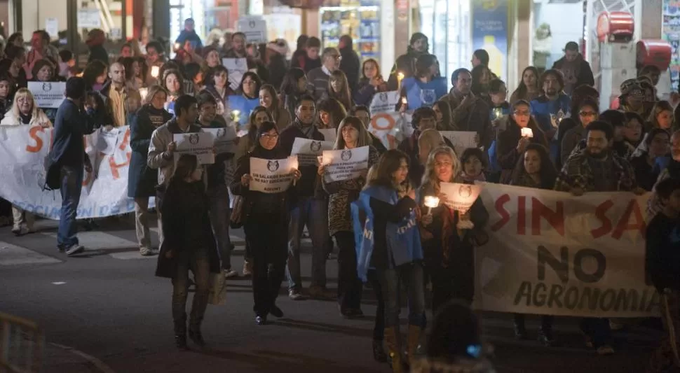 LLAMA ENCENDIDA. El jueves, docentes de facultades y escuelas de la UNT marcharán nuevamente con antorchas. la gaceta / foto de Diego Aráoz