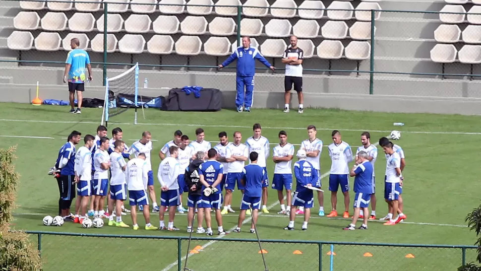 RELAJADOS. Los jugadores se movieron por el predio pero sin mayores exigencias. DYN