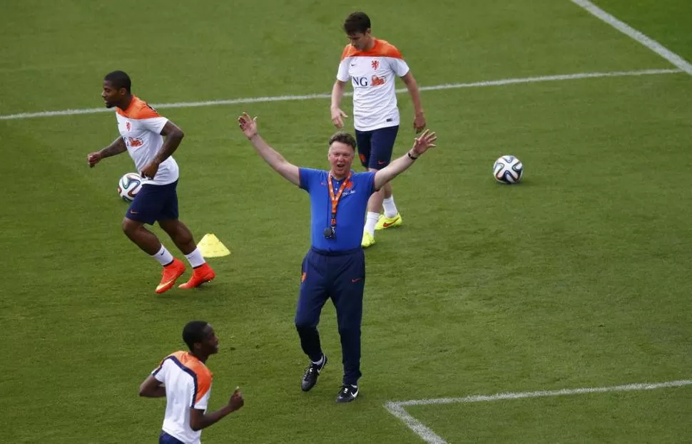 DURO. Van Gaal le pegó sin piedad a la FIFA. El DT habló sin pelos en la lengua. reuters