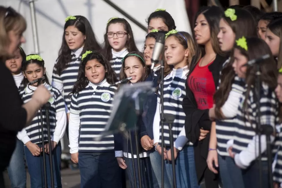 NIÑOS CANTORES. Ellos cantaron por primera vez el himno del CEN. la gaceta / fotos de diego aráoz