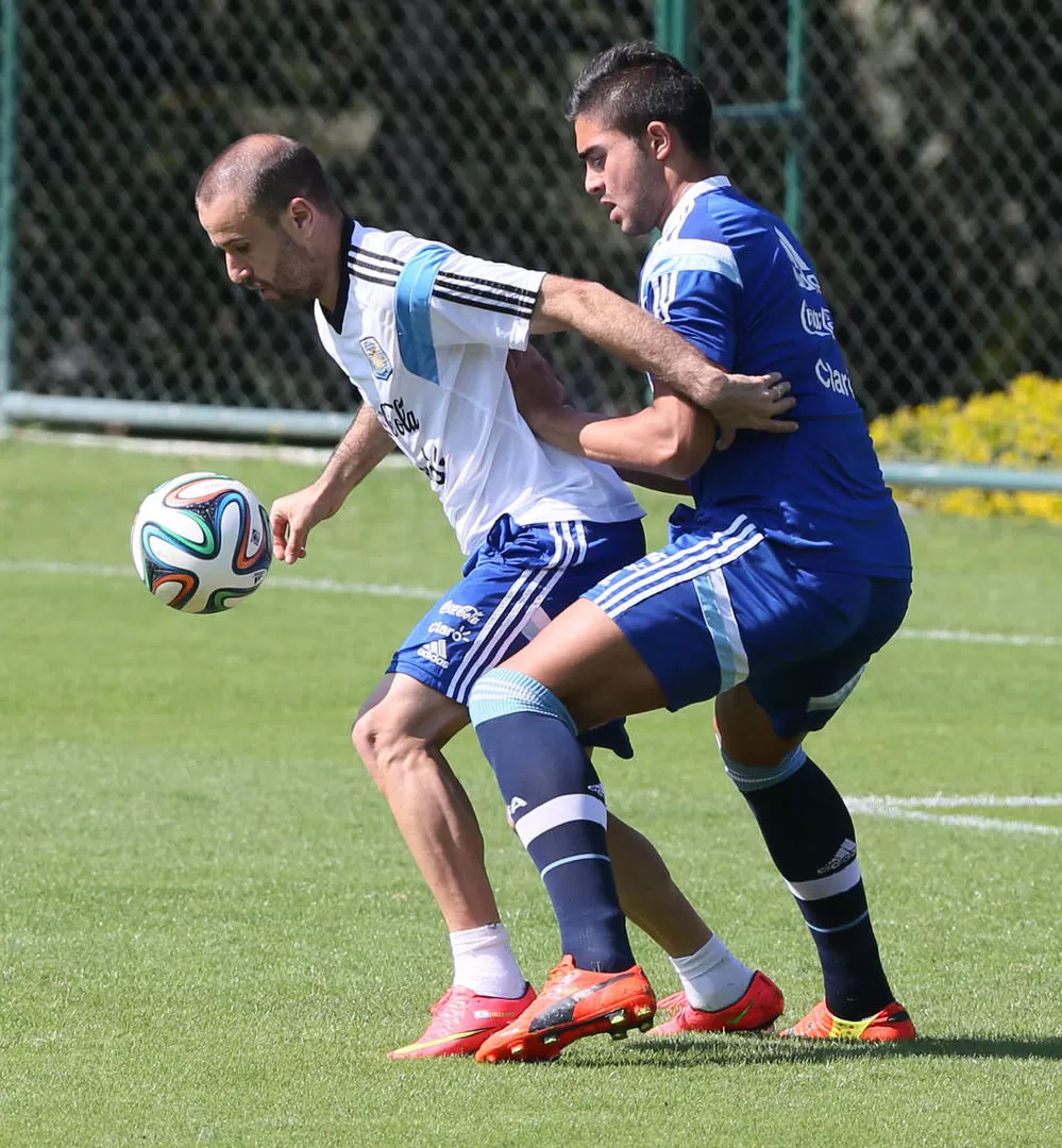 ¿JUGARÁ? Palacio es marcado por uno de los sparrings en la práctica de ayer. El jugador de Inter podría entrar ante Nigeria. télam