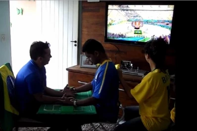 Ideó una forma para relatar los partidos del Mundial a su amigo ciego y sordo