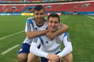 El Kun saludó a Messi por su cumpleaños