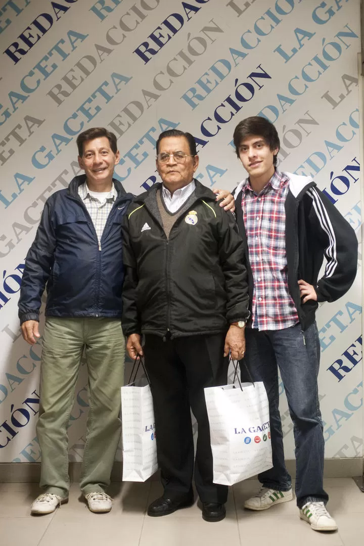 FELIZ. Fidencio Díaz (al centro) compartió su premio con su hijo y su nieto.  