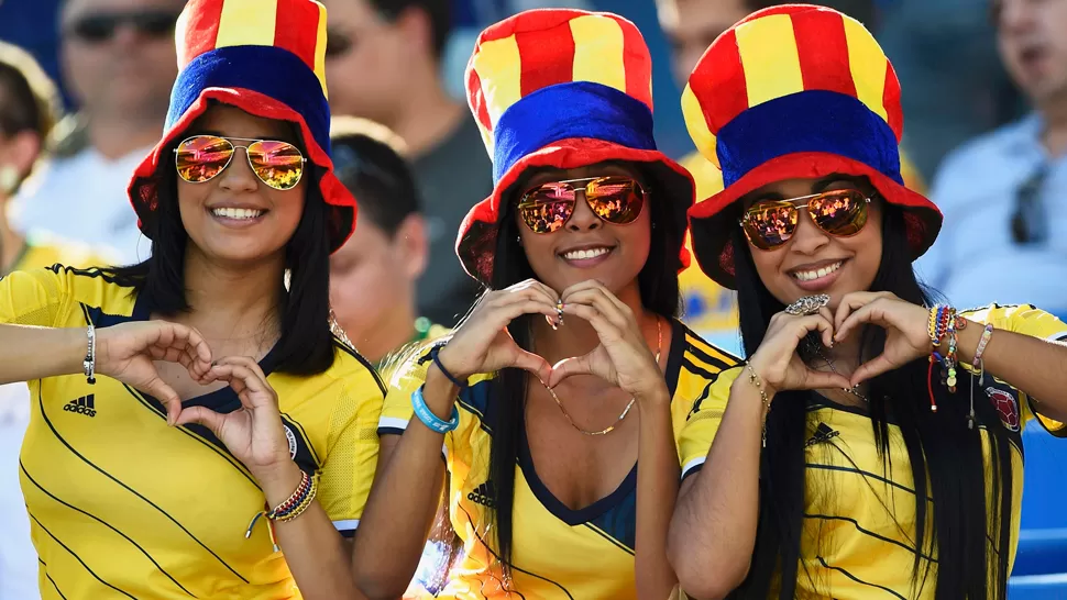 PURO AMOR. Las colombianas repartieron sonrisas y robaron corazones en las tribunas. REUTERS