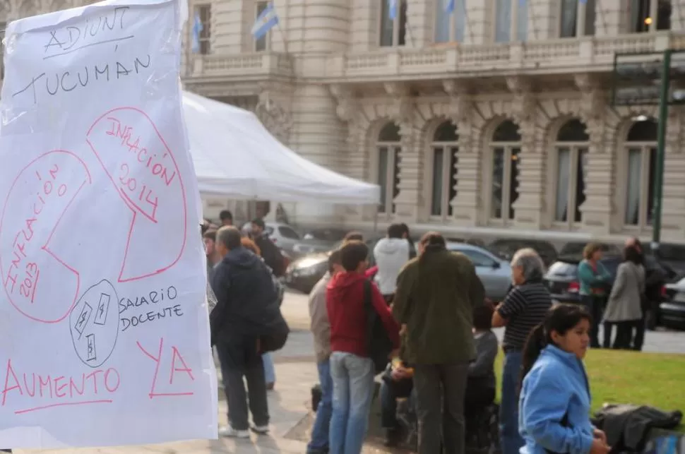 PRESENCIA TUCUMANA. Unos 50 docentes de la UNT fueron a Buenos Aires. dyn