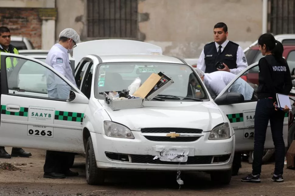 LAS PERICIAS. La Policía Científica revisó ayer a la mañana el Chevrolet Corsa que conducía el novio de la docente y en el que había restos de sangre. la gaceta / foto de inés quinteros orio 