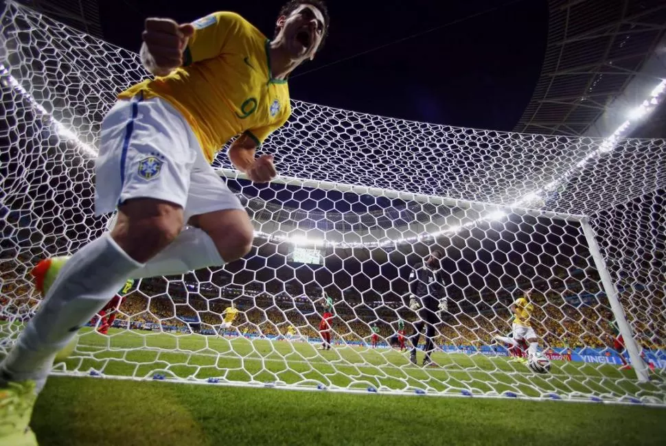 CON TODO. Fred festeja su gol ante Camerún, el tercero del equipo en el partido y el que le dio la tranquilidad a Scolari. 