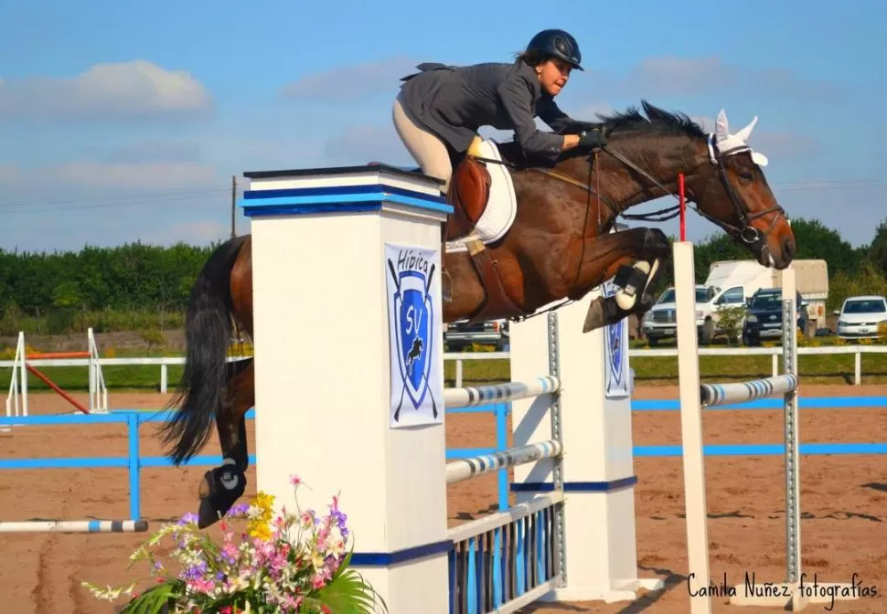 EN BUSCA DE LA VICTORIA. La amazona Eugenia Juárez Chico, montando a “SL Bibelot”, fue la única participante que completó el recorrido sin cometer faltas. 
