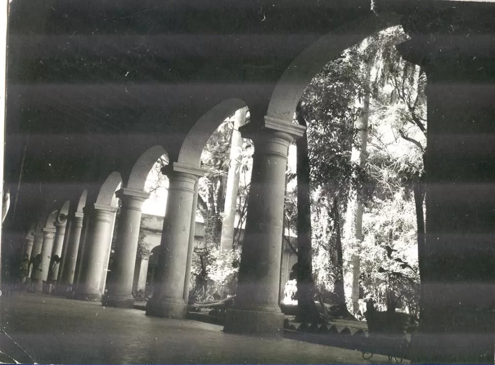 EL VIEJO COLEGIO. Galerías de la Escuela Sarmiento, en cuyo local funcionó el Nacional desde sus orígenes hasta que empezaba la década de 1910. la gaceta / archivo