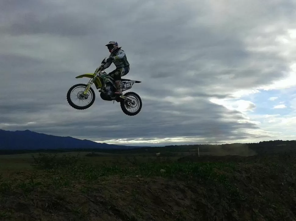 POR EL AIRE. La Suzuki RMZ 250 tuvo un rendimiento impecable según Soria, que se lució en cada salto del circuito. 