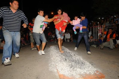 Si pisan las brasas antes de la medianoche, no se queman
