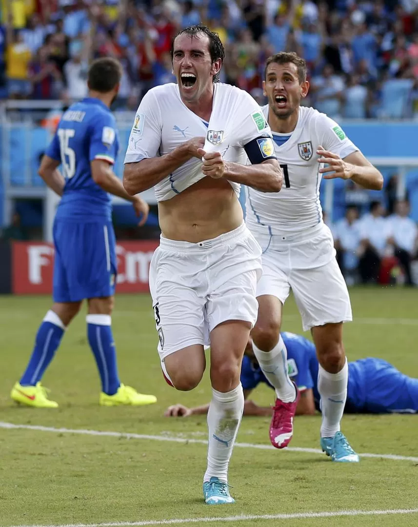 A FESTEJAR. Godin muestra el escudo uruguayo mientras festeja el 1-0 de su autoría, cuando faltaban 10’ para el final. 