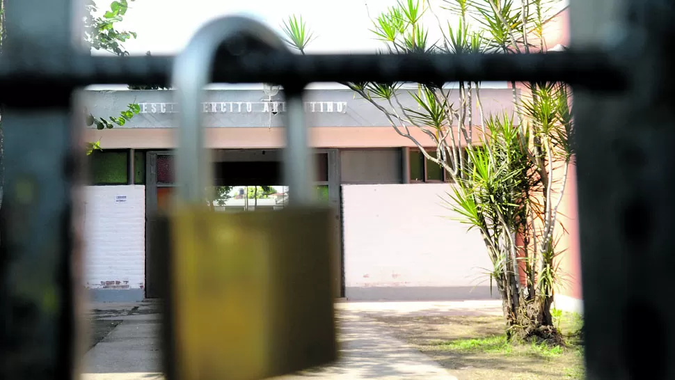 DE DUELO. En la escuela recordaron ayer a la tarde a la docente con una misa en el patio del establecimiento.