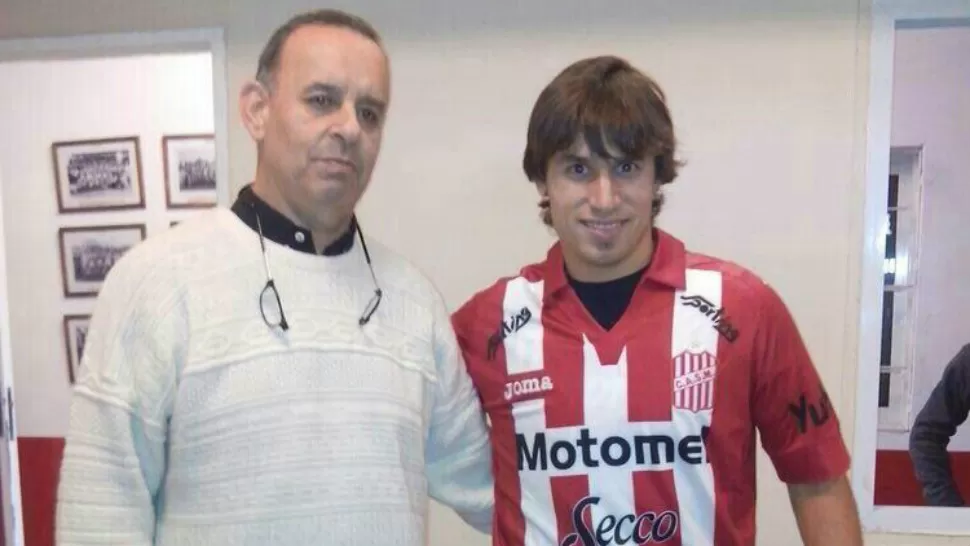 PARA EL RECUERDO. Fernández posa con Mirkin, luego de firmar el contrato. FOTO TOMADA DEL TWITTER DE @CASMOficial