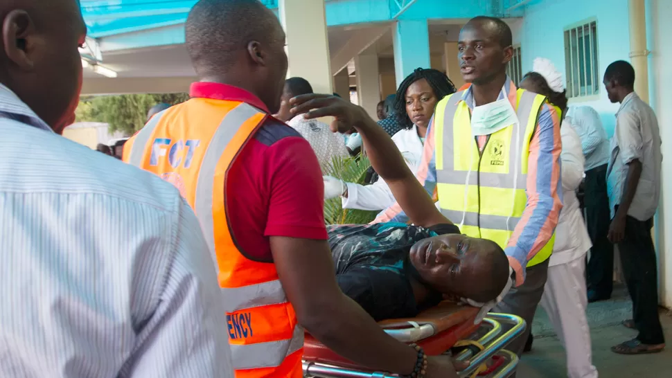 GRAVES DAÑOS. La explosión se produjo en una zona comercial de Abuja.REUTERS