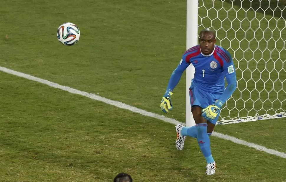 DUELO APARTE. Enyeama contuvo cuatro situaciones de gol a Messi en 2010. 