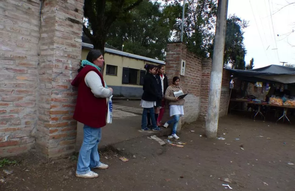 SIEMPRE ATENTA. Rosario Cuello se para en la desprotegida puerta de la escuela para evitar que los chicos sufran el ataque de extraños. la gaceta / fotos de osvaldo ripoll