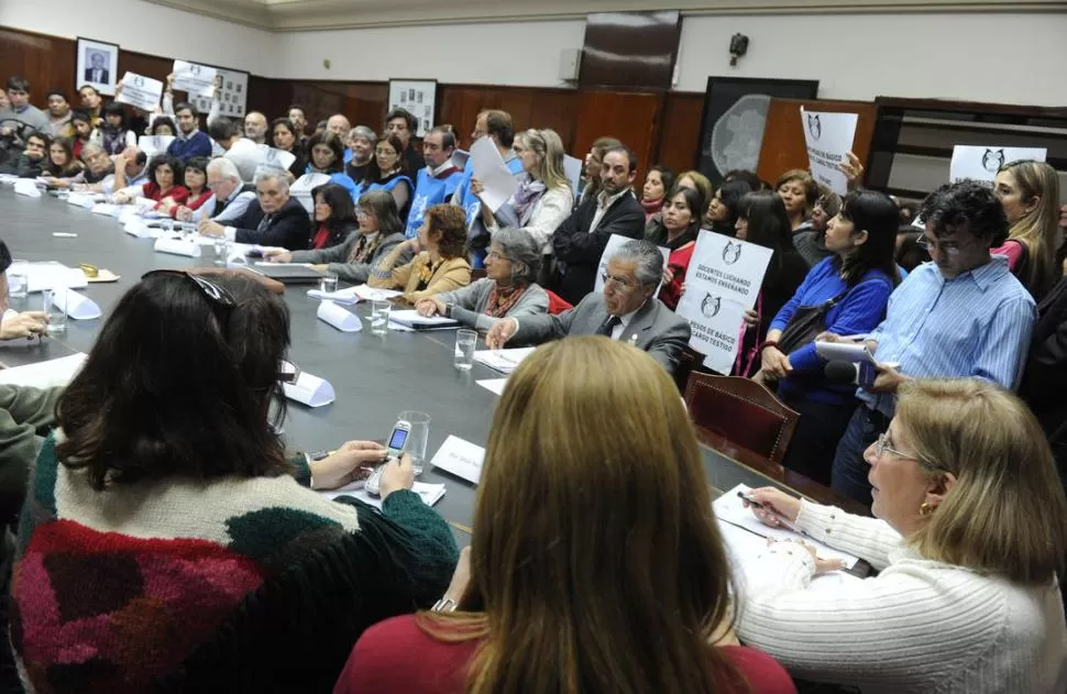 RECLAMO SOBRE LA MESA. Docentes y estudiantes volvieron a movilizar a la sala donde sesiona el Consejo Superior. la gaceta / foto de hector peralta