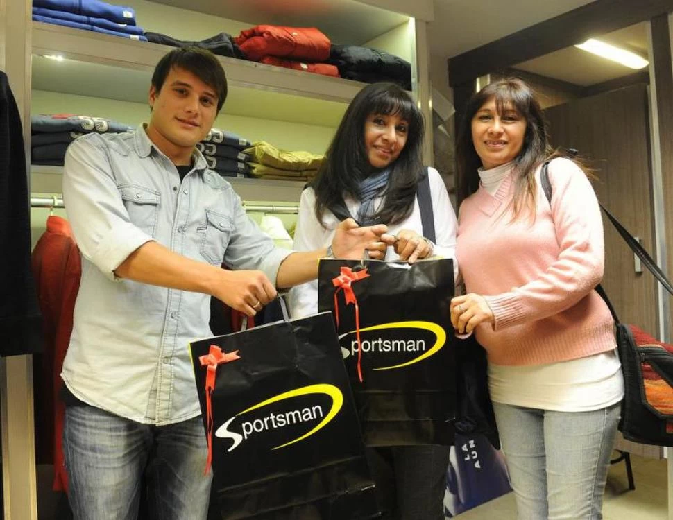 AFORTUNADA. Gladys y una de sus siete hermanas retiran el premio. la gaceta / foto de hector peralta