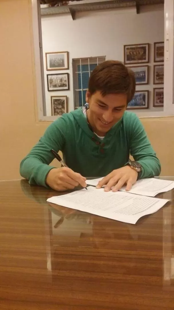 ACUERDO FIRMADO. Becica firmó su contrato con San Martín ilusionado con llevarlo a la B Nacional de una vez por todas. 