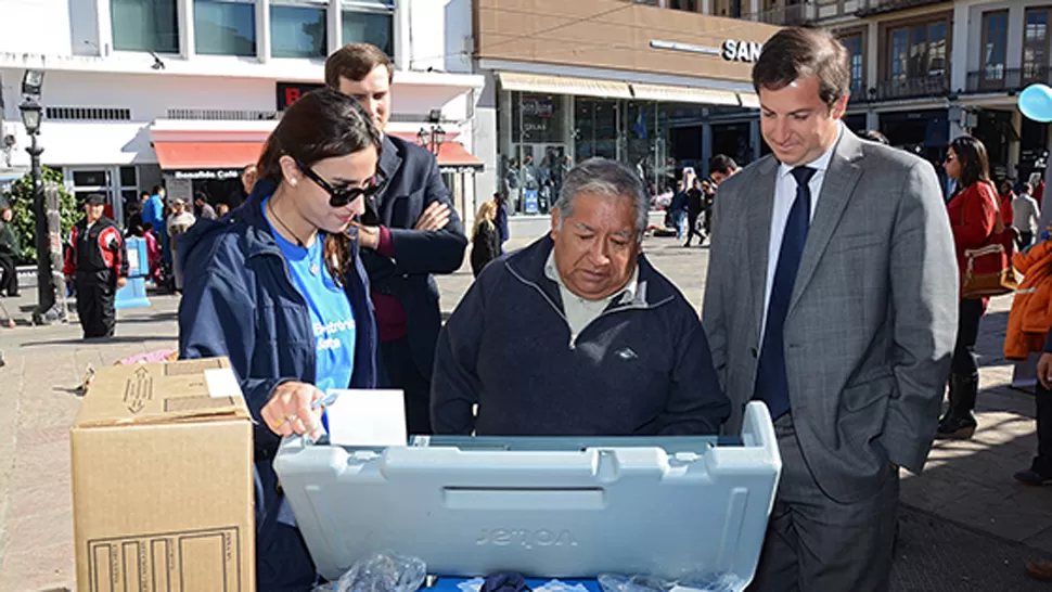 SIMULACIÓN. El ministro de Gobierno, Eduardo Sylvester, observa el, funcionamiento de las máquinas que se colocaron el lugares públicos. FOTOS DE PRENSA GOBIERNO DE SALTA