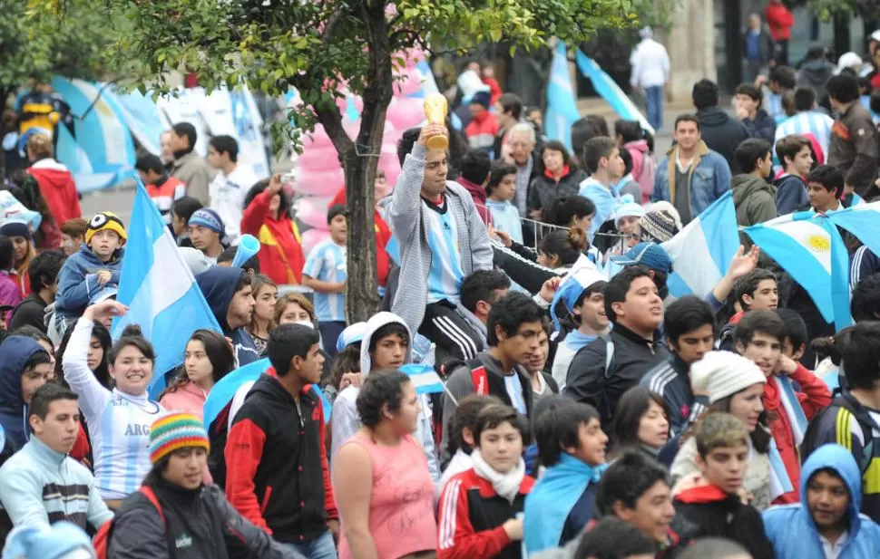 El SUEÑO. La codiciada Copa del Mundo aparece entre los hinchas en el festejo de cada triunfo. 